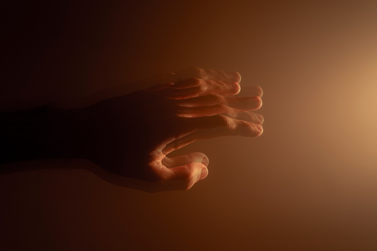 Zitternde Hände einer Person mit Parkinson-Krankheit